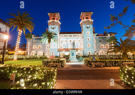 Sant'Agostino Florida notti di luci. Alcazar Hotel costruito nel 1888 è ora di Sant Agostino City Hall e Lightner Museum. Foto Stock
