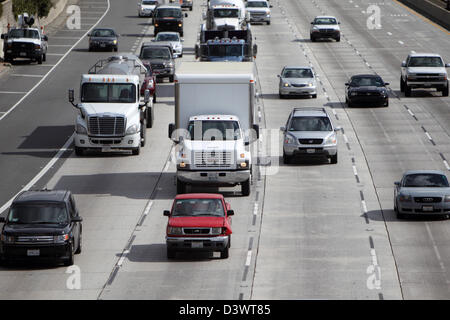 LOS ANGELES, CALIFORNIA, STATI UNITI D'America - 21 febbraio 2013 - il traffico sulla 210 Freeway a Pasadena nella Contea di Los Angeles il 21 febbraio 2013. Foto Stock