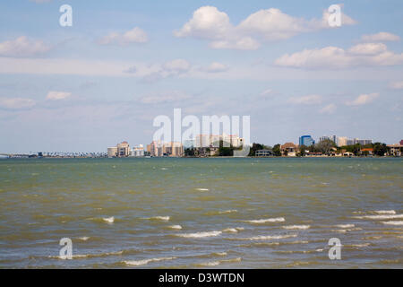 Sarasota Florida USA Febbraio vista da Bay Island a Bayfront Park e John Ringling Causeway Foto Stock