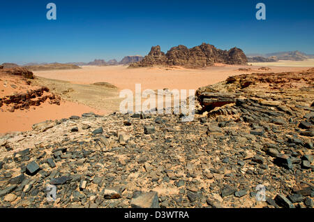 Wadi Rum nei deserti della Giordania e reso famoso da Lawrence d'Arabia Foto Stock