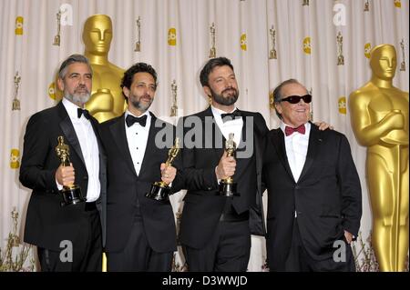 Los Angeles, California, Stati Uniti 24 Febbraio, 2013. George Clooney, Grant Heslov, Ben Affleck, Jack Nicholson in sala stampa per l'ottantacinquesimo annuale di Academy Awards Oscars 2013 - SALA STAMPA, Dolby Theatre di Hollywood & Highland Center, Los Angeles, CA. 24 febbraio 2013. Foto di: Elizabeth Goodenough/Everett raccolta/Alamy Live News Foto Stock