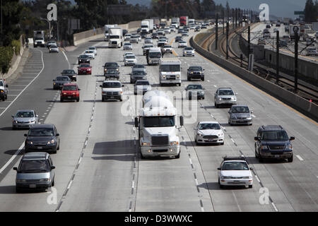 LOS ANGELES, CALIFORNIA, STATI UNITI D'America - 21 febbraio 2013 - il traffico sulla 210 Freeway a Pasadena nella Contea di Los Angeles il 21 febbraio 2013. Foto Stock