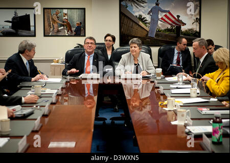 Noi Vice Segretario della Difesa Ashton Carter (sinistra) con il Segretario del Dipartimento per la Sicurezza Interna Janet Napolitano convocare la riunione del consiglio dei governatori al Pentagono Febbraio 25, 2013 in Arlington, VA. Il consiglio comprende 10 governatori, comprese cinque democratici e cinque repubblicani. Esso riunisce i governatori e funzionari federali per affrontare le questioni relative alla Guardia Nazionale e homeland security. Foto Stock