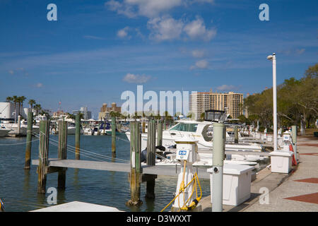 Sarasota Florida USA Febbraio costosi yacht ormeggiati nella baia di Marina anteriore sull isola Park Drive Foto Stock