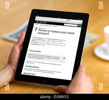 Rinnovo di un passaporto il governo del Regno Unito di servizi web Gov.UK visualizzata su un display Retina iPad Foto Stock