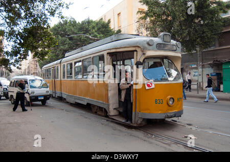 Scena di strada scherzo Al Madina Tram, Alessandria, Egitto Foto Stock