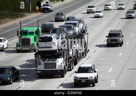 LOS ANGELES, CALIFORNIA, STATI UNITI D'America - 21 febbraio 2013 - il traffico sulla 210 Freeway a Pasadena nella Contea di Los Angeles il 21 febbraio 2013. Foto Stock