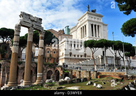 Il Foro Romano, Roma, Italia con la Piazza Venezia in background. Foto Stock