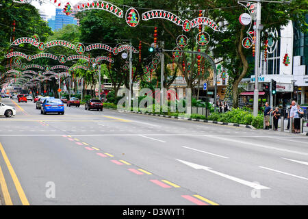 Orchard Road,Central Area dello Shopping,ristoranti,hotels,appartamenti,case della città,duplici,alberate vie ombreggiate,Singapore Foto Stock