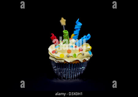Tortina addobbate a festa con sfondo nero Foto Stock
