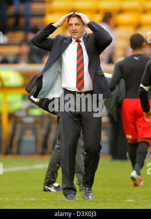 Wolverhampton, Regno Unito. 24 febbraio 2013. Cardiff City manager Malky Mackay celebra il suo lato la vittoria in Molineux con il tradizionale Cardiff ''Ayatollah " gesto - Calcio Npower Championship - Wolverhampton Wanderers v Cardiff City - 24/2/2013 - Molineux - Wolverhampton - Picture Malcolm Couzens /Sportimage/Alamy Live News Foto Stock