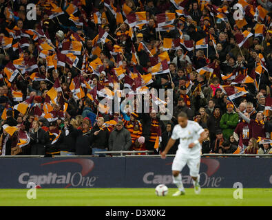 Londra, Regno Unito. 24 febbraio 2013. Bradford è un fan wave loro bandiere pur essendo 5-0 giù..Bradford City v Swansea City- Capital One Cup Final - Wembley Stadium, Londra- 24/02/13 - Picture David Klein/Sportimage/Alamy Live News Foto Stock