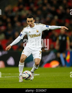 Londra, Regno Unito. 24 febbraio 2013. Swansea è Leon Britton in azione..Bradford City v Swansea City- Capital One Cup Final - Wembley Stadium, Londra- 24/02/13 - Picture David Klein/Sportimage/Alamy Live News Foto Stock