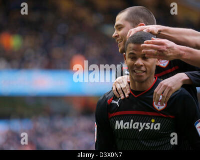 Wolverhampton, Regno Unito. 24 febbraio 2013. Fraizer Campbell celebra segnando il secondo obiettivo del gioco per il Cardiff City - Calcio Npower Championship - Wolverhampton Wanderers v Cardiff City - 24/2/2013 - Molineux - Wolverhampton - Picture Malcolm Couzens /Sportimage/Alamy Live News Foto Stock