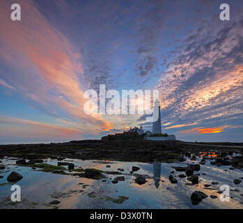 Un alba vista di St Mary's Faro e rock-pool a Whitley Bay, Tyne and Wear Foto Stock