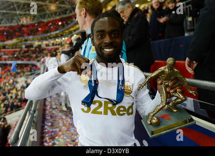 Febbraio 24, 2013 - Londra, Inghilterra, Regno Unito - Bradford City v Swansea City, capitale una finale di League Cup, Wembley Stadium. 24/2/13. Pic: Tom Jenkins.Nathan Dyer raccoglie il suo premio di miglior giocatore della partita..Piscina Foto/Alamy Live News Foto Stock