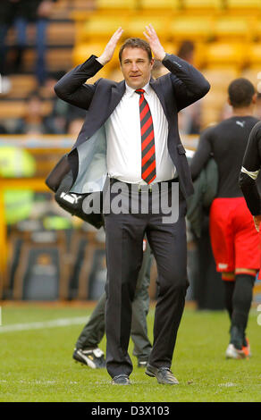 Wolverhampton, Regno Unito. 24 febbraio 2013. Cardiff City manager Malky Mackay celebra il suo lato la vittoria in Molineux con il tradizionale Cardiff ''Ayatollah " gesto - Calcio Npower Championship - Wolverhampton Wanderers v Cardiff City - 24/2/2013 - Molineux - Wolverhampton - Picture Malcolm Couzens /Sportimage/Alamy Live News Foto Stock