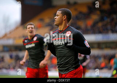 Wolverhampton, Regno Unito. 24 febbraio 2013. Fraizer Campbell celebra segnando il secondo obiettivo del gioco per il Cardiff City - Calcio Npower Championship - Wolverhampton Wanderers v Cardiff City - 24/2/2013 - Molineux - Wolverhampton - Picture Malcolm Couzens /Sportimage/Alamy Live News Foto Stock