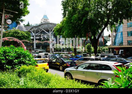 Orchard Road,Central Area dello Shopping,ristoranti,hotels,appartamenti,case della città,duplici,alberate vie ombreggiate,Singapore Foto Stock