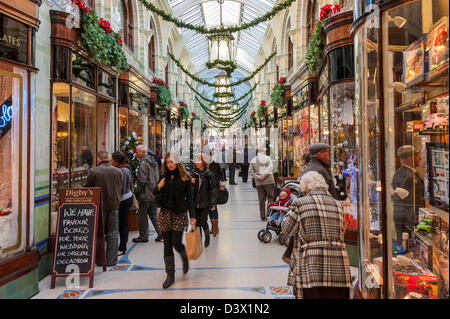 Le decorazioni di Natale nella Royal Arcade in Norwich , Norfolk , Inghilterra , Inghilterra , Regno Unito Foto Stock