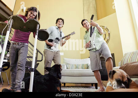 Mexian-American uomini amici suona Rock Band Music Video Gioco Foto Stock