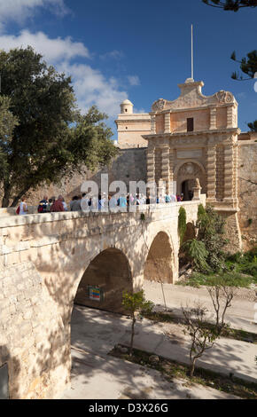 Ingresso principale al borgo medioevale di Mdina, Malta Foto Stock