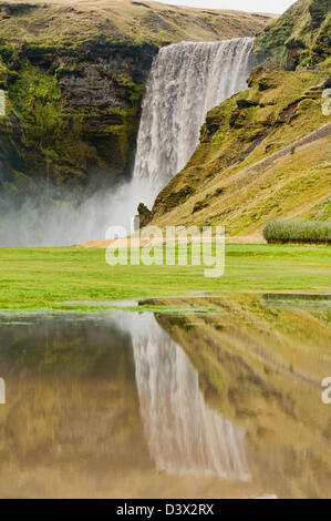 Bella cascata di Skógafoss, sud dell'Islanda Foto Stock