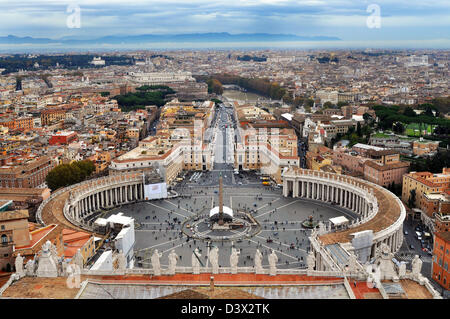 Città del Vaticano Roma, visto dalla parte superiore della Basilica di San Pietro e si affaccia su Piazza San Pietro, Roma, Italia. Foto Stock