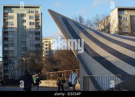 Moderno tetto piegato al di sopra di Warszawa Ochota Stazione Ferroviaria e moderno blocco di appartamenti. Foto Stock