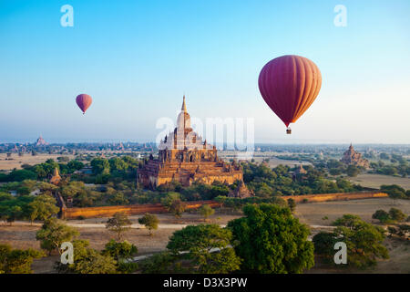 Xiii secolo Htilominlo tempio buddista a Bagan in Myanmar (ex Birmania) come si vede da una mongolfiera. Foto Stock