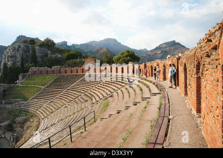 I turisti a antico teatro greco, Taormina, Provincia di Messina, Sicilia, Italia Foto Stock