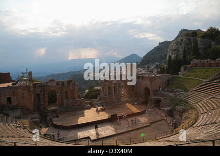 I turisti a antico teatro greco, Taormina, Provincia di Messina, Sicilia, Italia Foto Stock