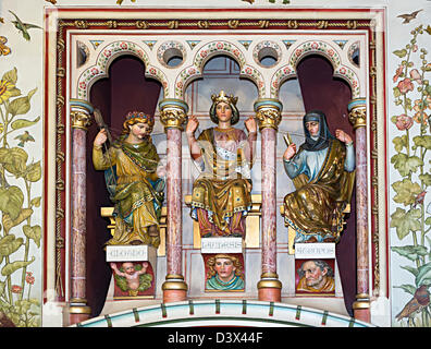 Clotho, Lachesis e Atropo, le tre Parche dalla mitologia greca, in Castell Coch castello, Tongwynlais, Cardiff Wales, Regno Unito Foto Stock