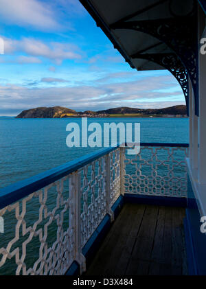 Vista del Little Orme promontorio calcareo da Llandudno Pier a Conwy North Wales UK Foto Stock
