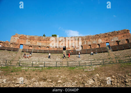 I turisti a antico teatro greco, Taormina, Provincia di Messina, Sicilia, Italia Foto Stock