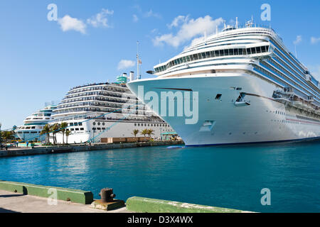 Crociera di Lusso navi ancorate a Nassau, Bahamas porto di chiamata Foto Stock