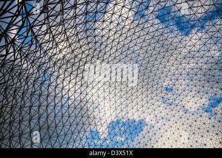 Abstract sfondo metallico e cielo blu a Montreal la biosfera. Foto Stock