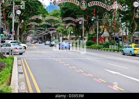 Orchard Road,Central Area dello Shopping,ristoranti,hotels,appartamenti,case della città,duplici,alberate vie ombreggiate,Singapore Foto Stock