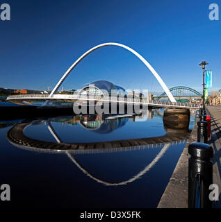 Il Sage Gateshead incorniciato da Gateshead Millennium Bridge, Newcastle upon Tyne, Tyne and Wear Foto Stock