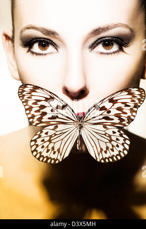 Bella donna con make up e butterfly Foto Stock