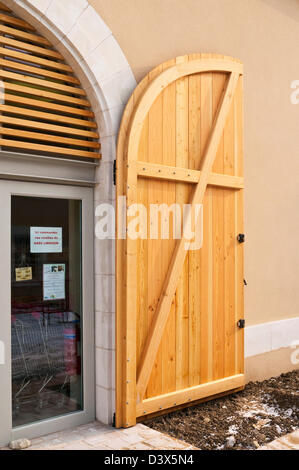 Nuovo legno arcuata doppie porte sulla facciata shop - Francia. Foto Stock