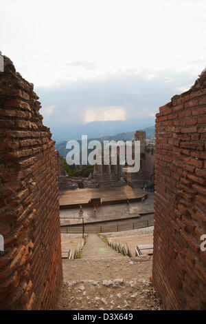 I turisti a antico teatro greco, Taormina, Provincia di Messina, Sicilia, Italia Foto Stock