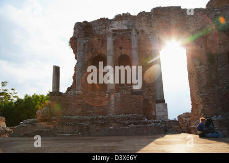 Le rovine di un antico teatro greco, Taormina, Provincia di Messina, Sicilia, Italia Foto Stock