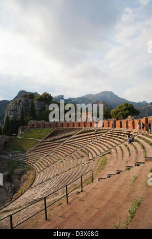 I turisti a antico teatro greco, Taormina, Provincia di Messina, Sicilia, Italia Foto Stock