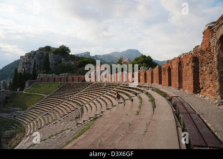 I turisti a antico teatro greco, Taormina, Provincia di Messina, Sicilia, Italia Foto Stock