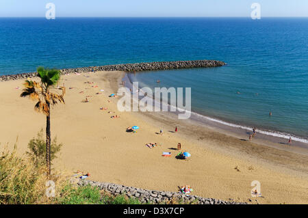 La gente a prendere il sole sulla spiaggia di sabbia di Playa del Inglés, Gran Canaria Foto Stock