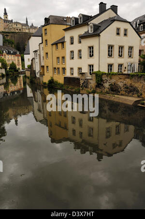 Edifici e riflessione nel fiume Alzette di Grund district, Lussemburgo Foto Stock