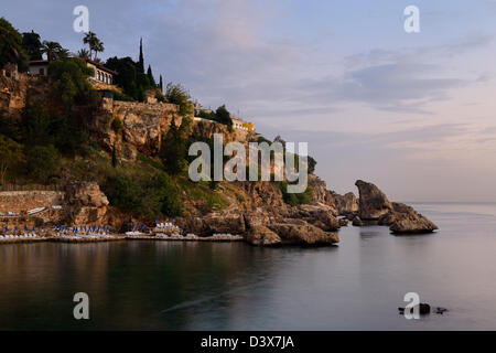 Cliffside resort al tramonto sulla riviera turca a Antalya kaleici harbour turchia Foto Stock