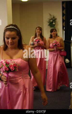 Tre damigelle percorrendo a piedi l'isola in un ufficio del registro di sistema. Foto Stock