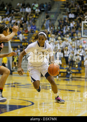 Febbraio 23, 2013 - Berkeley, CA, Stati Uniti d'America - 24 febbraio 2013 durante il NCAA Womens Gioco di basket tra Oregon State University castori vs California Golden Bears,21 F Reshanda grigio di Cal rigido per il cerchio e il punteggio al Padiglione Hass Berkeley Calif Foto Stock